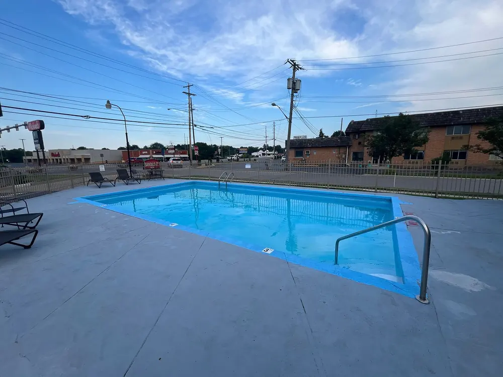 Sandusky Inn outdoor swimming pool with lounge chairs
